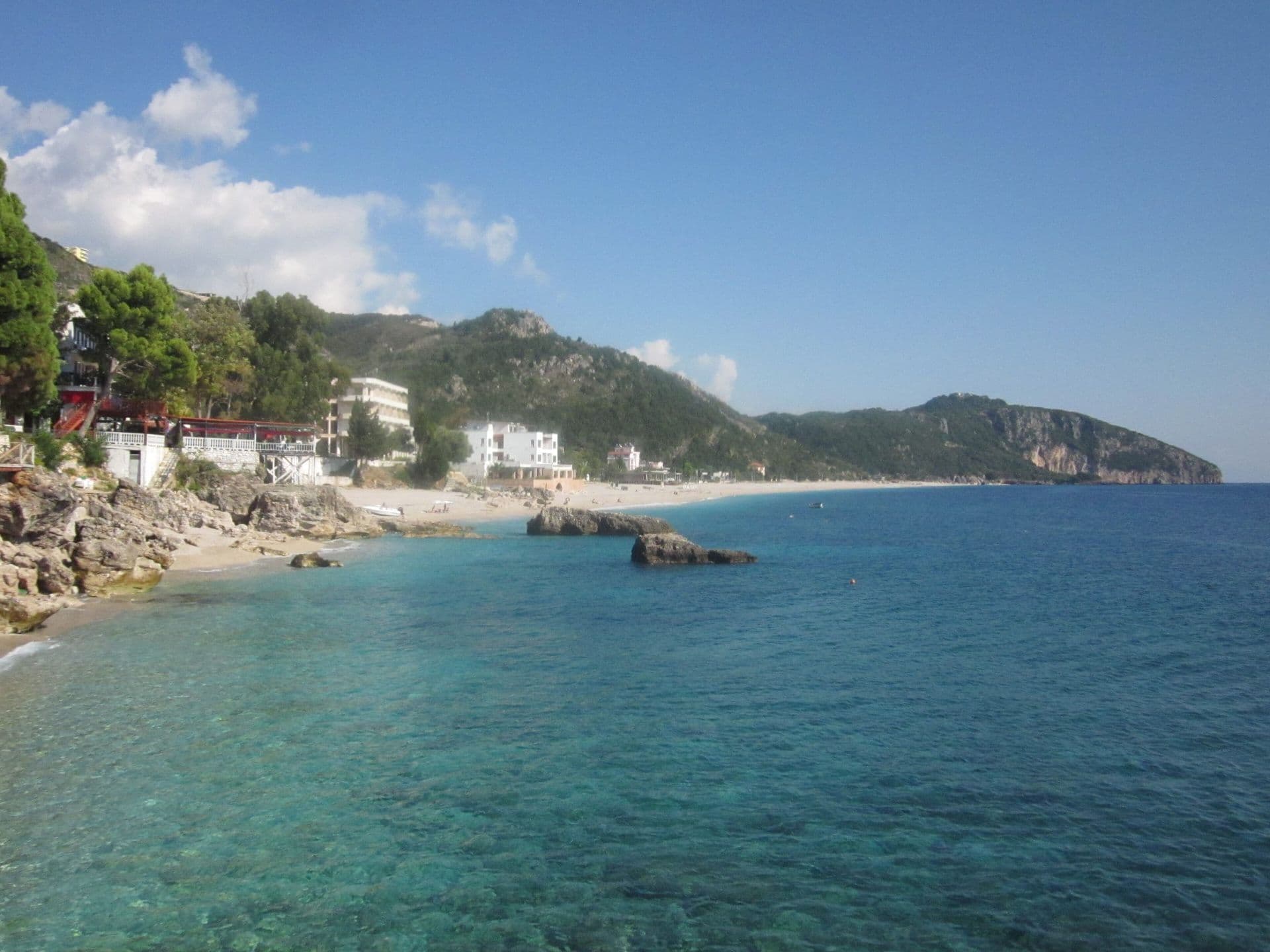 Der Strand von Dhërmi an der Küste von Himara